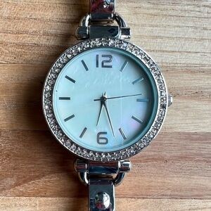 Unbranded Ladies silver tone mother of pearl bracelet watch NEW BATTERY